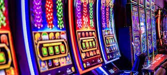 Pengguna dewislot777 mengakses sportsbook menggunakan ponsel Android dengan antarmuka responsif